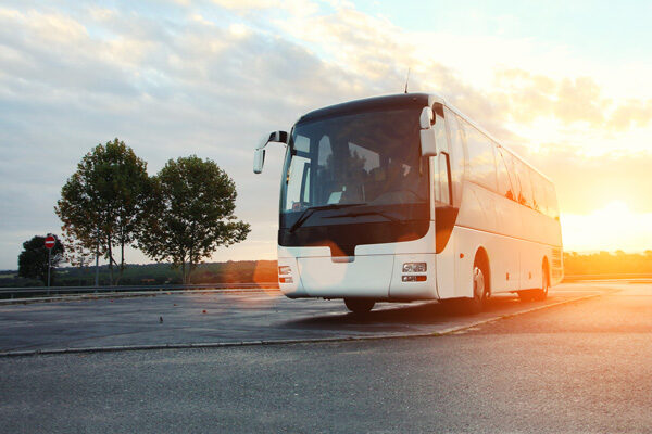 autobus-aparcado-al-atardecer