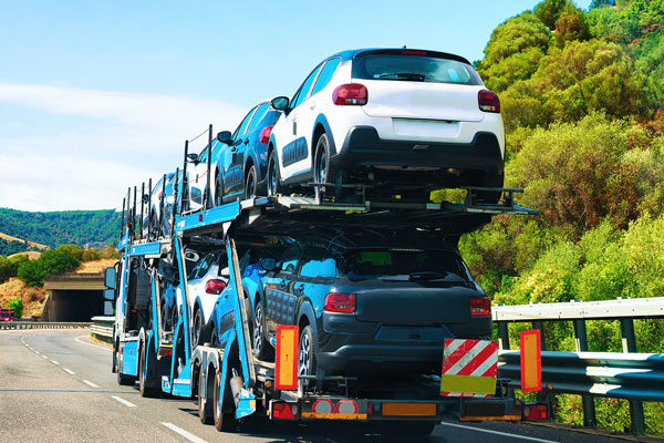 camion-trasladando-vehiculos-por-carretera